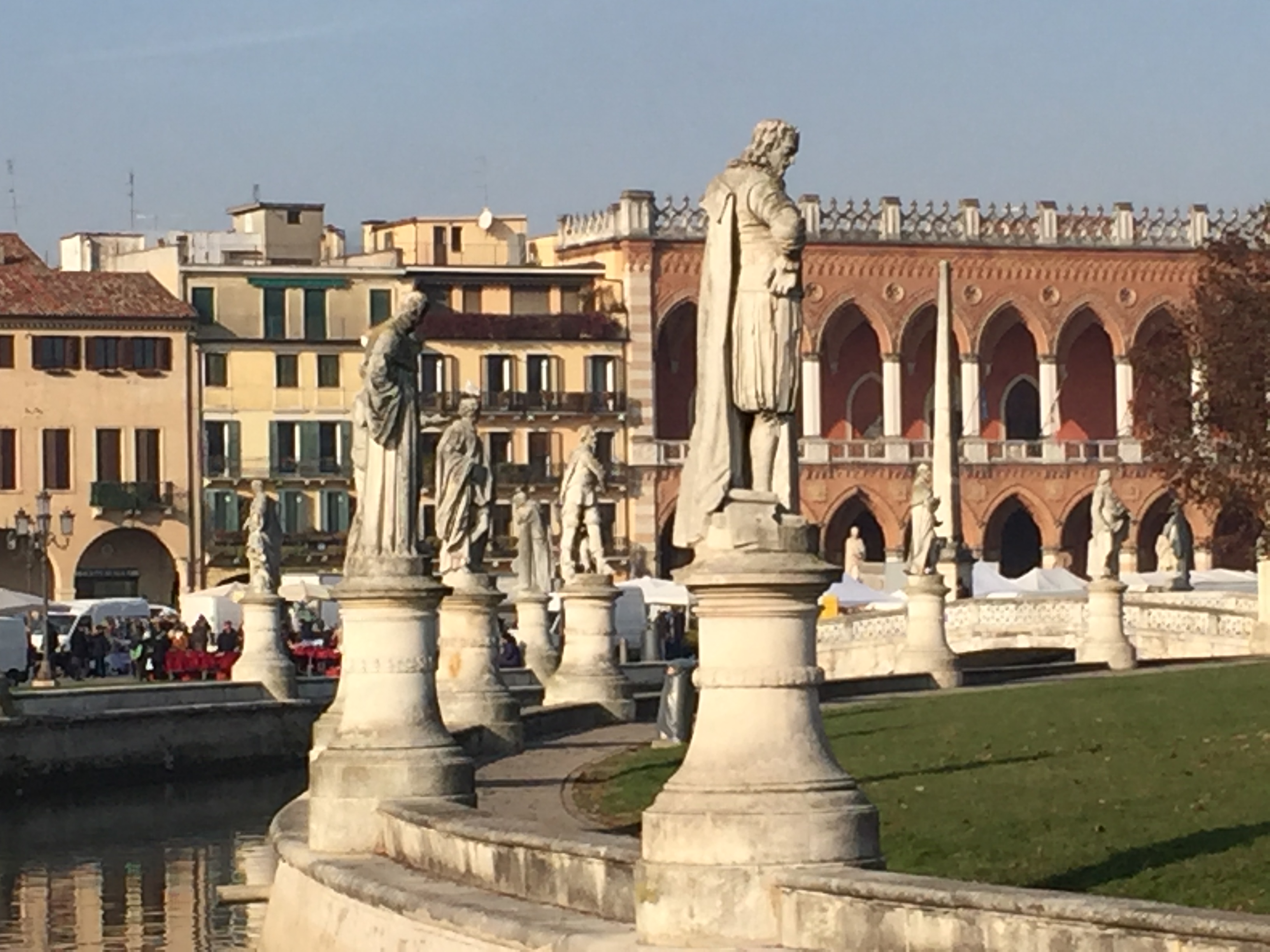 Cual es la  Plaza mas grande de Italia?    El Prato della valle en Padova.