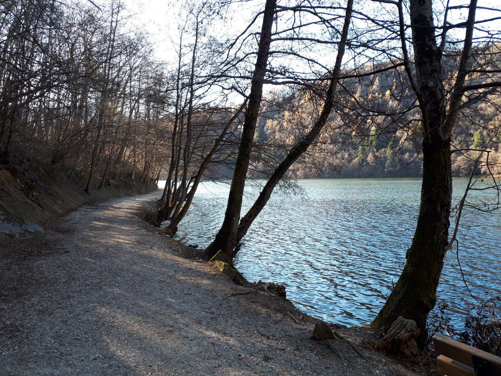 El Sendero de los pescadores, lago levico (Trentino Alto Adige, Italia).