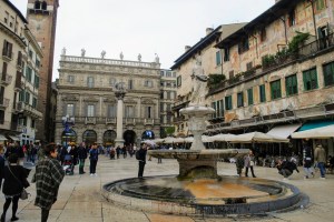 En primer plano la fuente della Madonna Verona