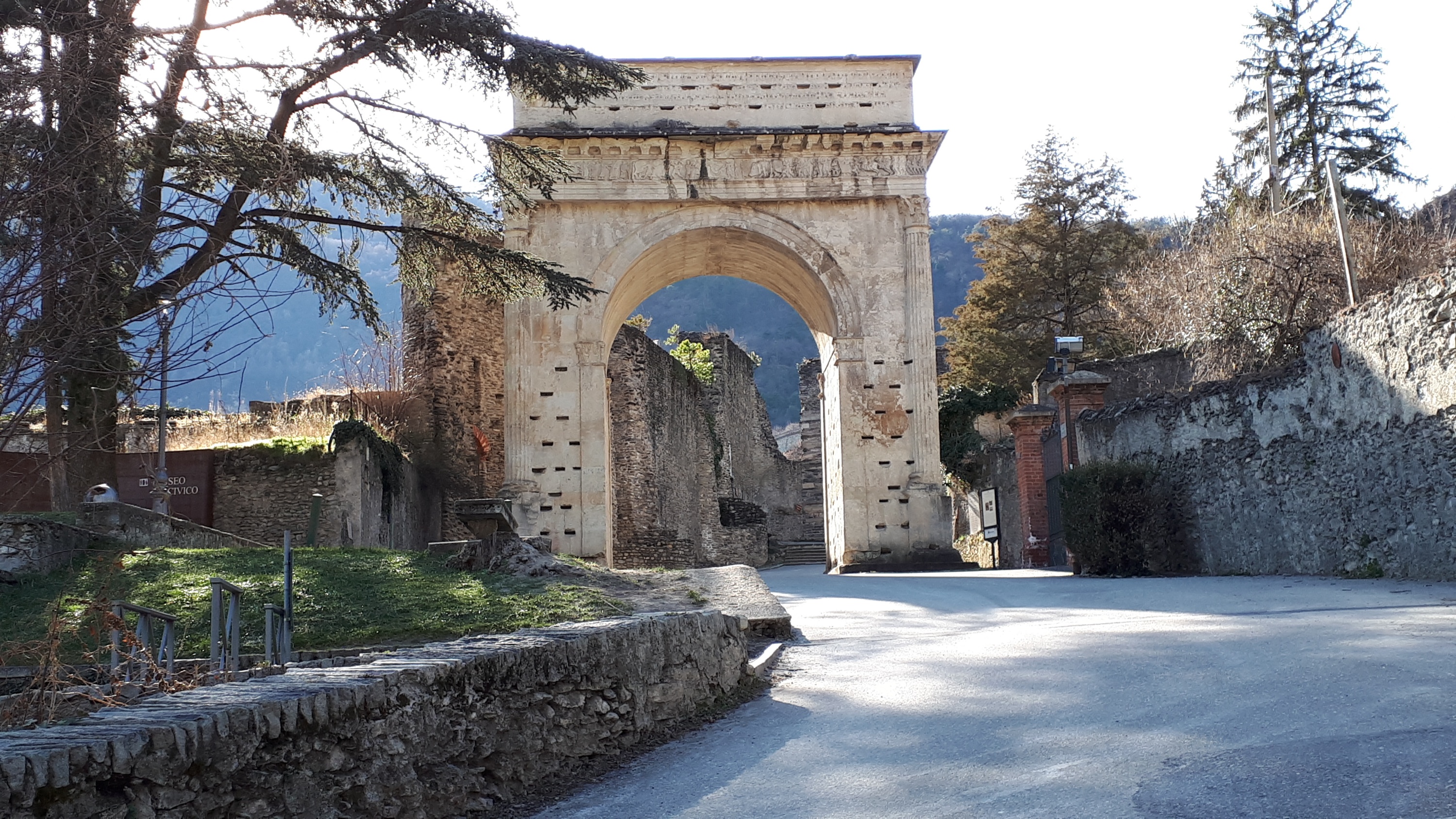 Las maravillas de Roma en los Alpes. La Susa Romana, Piamonte, Italia.