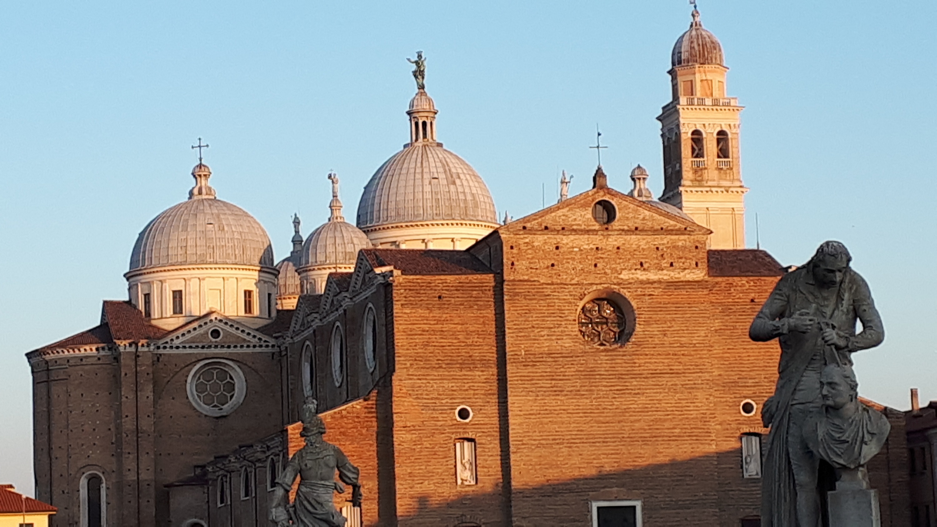 Atardecer en la Basilica de Santa Giustina, Padova, Italia.