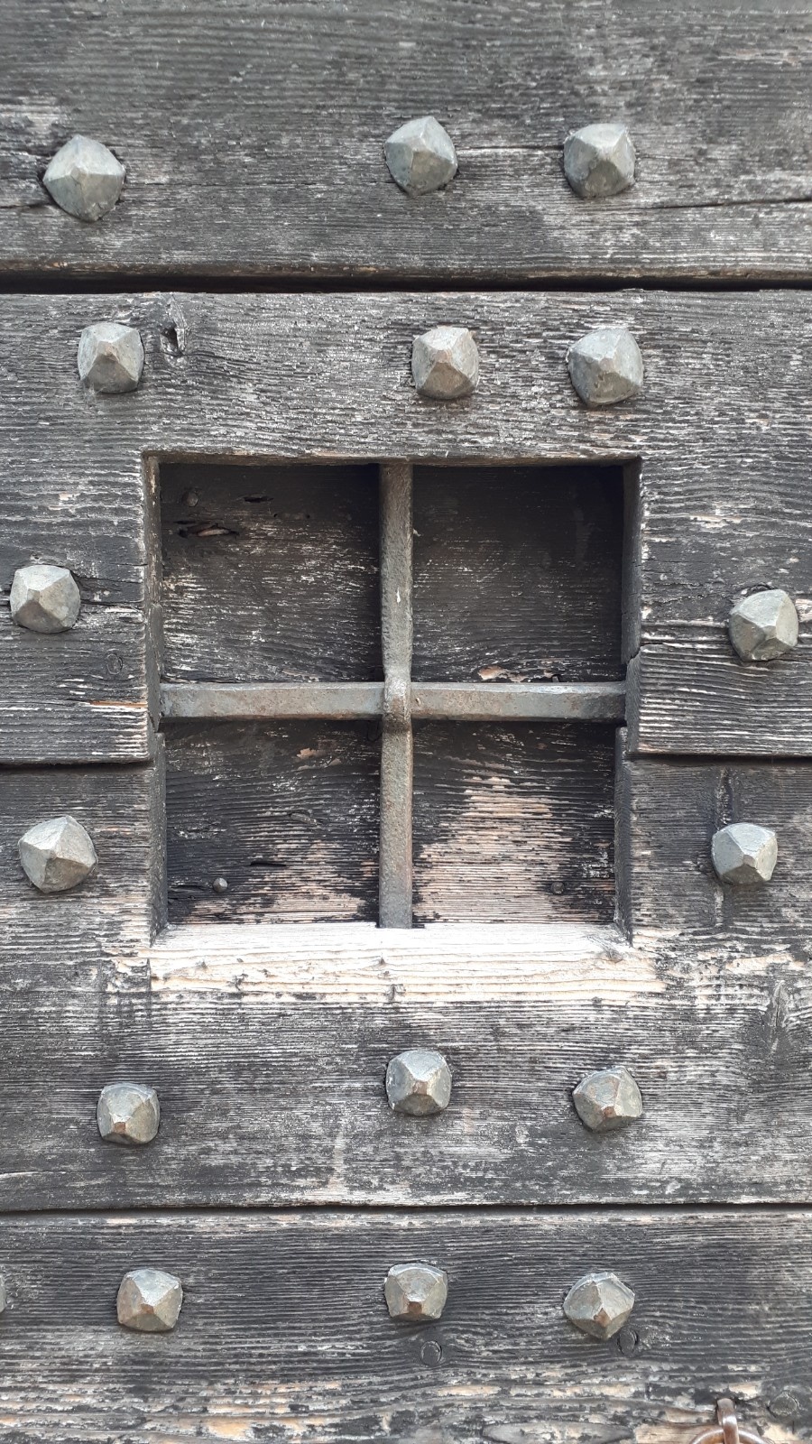Detalles de Puertas medievales. Castello di San Martino della Vaneza. Padova, Italia.