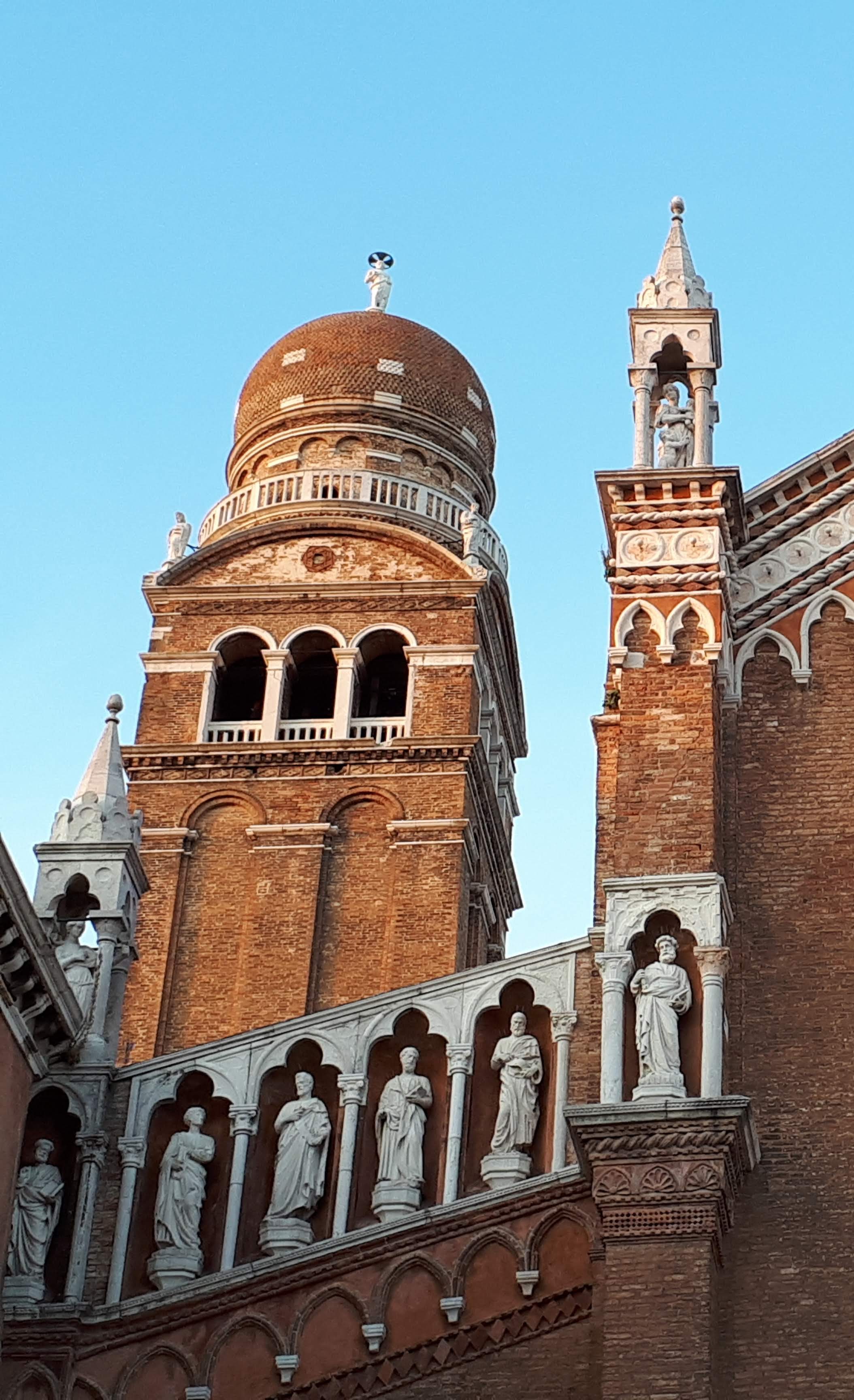 Detalles de la «Chiesa della Madonna dell’Orto» Venezia, Italia.