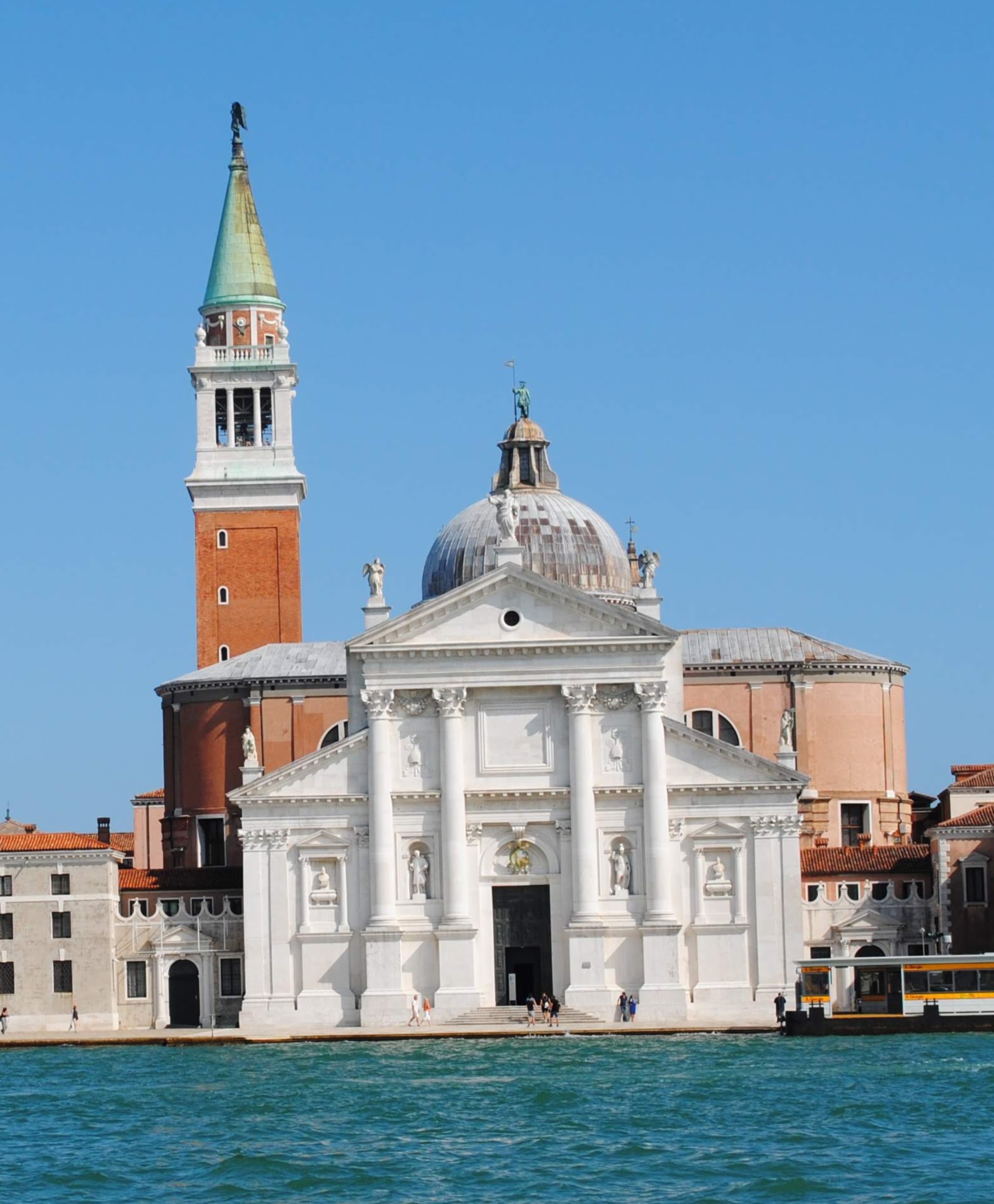 En Vaporetto por el canal de la Giudecca.