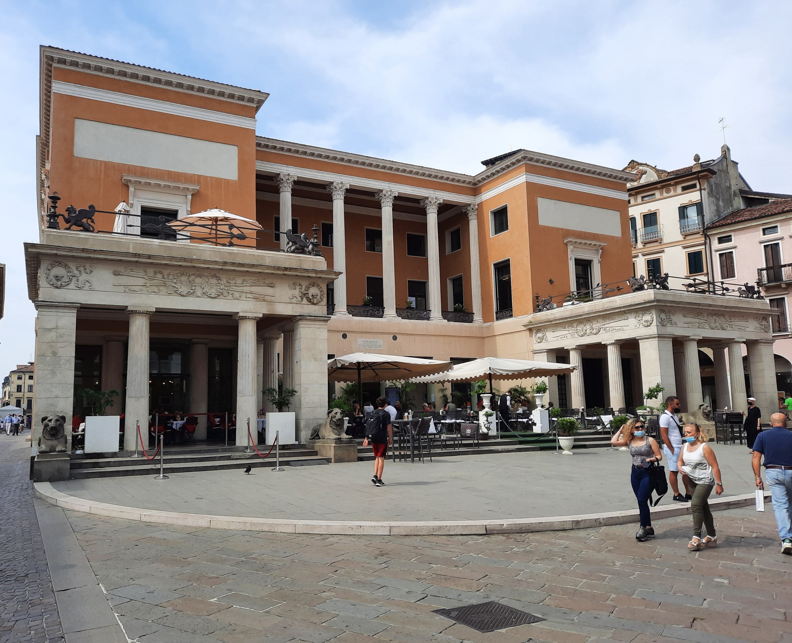 Los leones del Cafe Pedrocchi. Padova, Veneto.