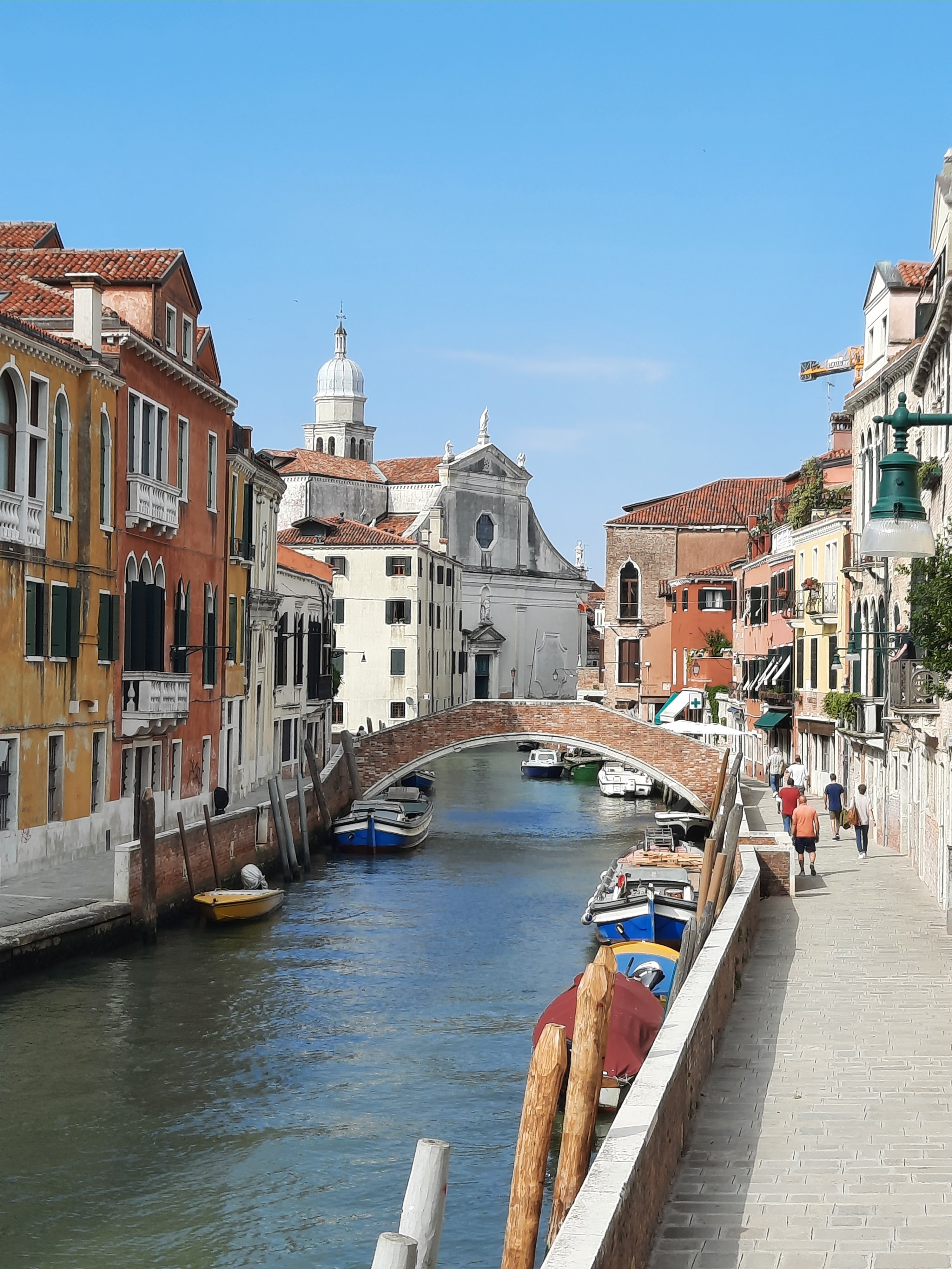Il Rio dei Carmini, la fondamenta Briati e la Chiesa dell’Angelo Raffaele. Venezia.