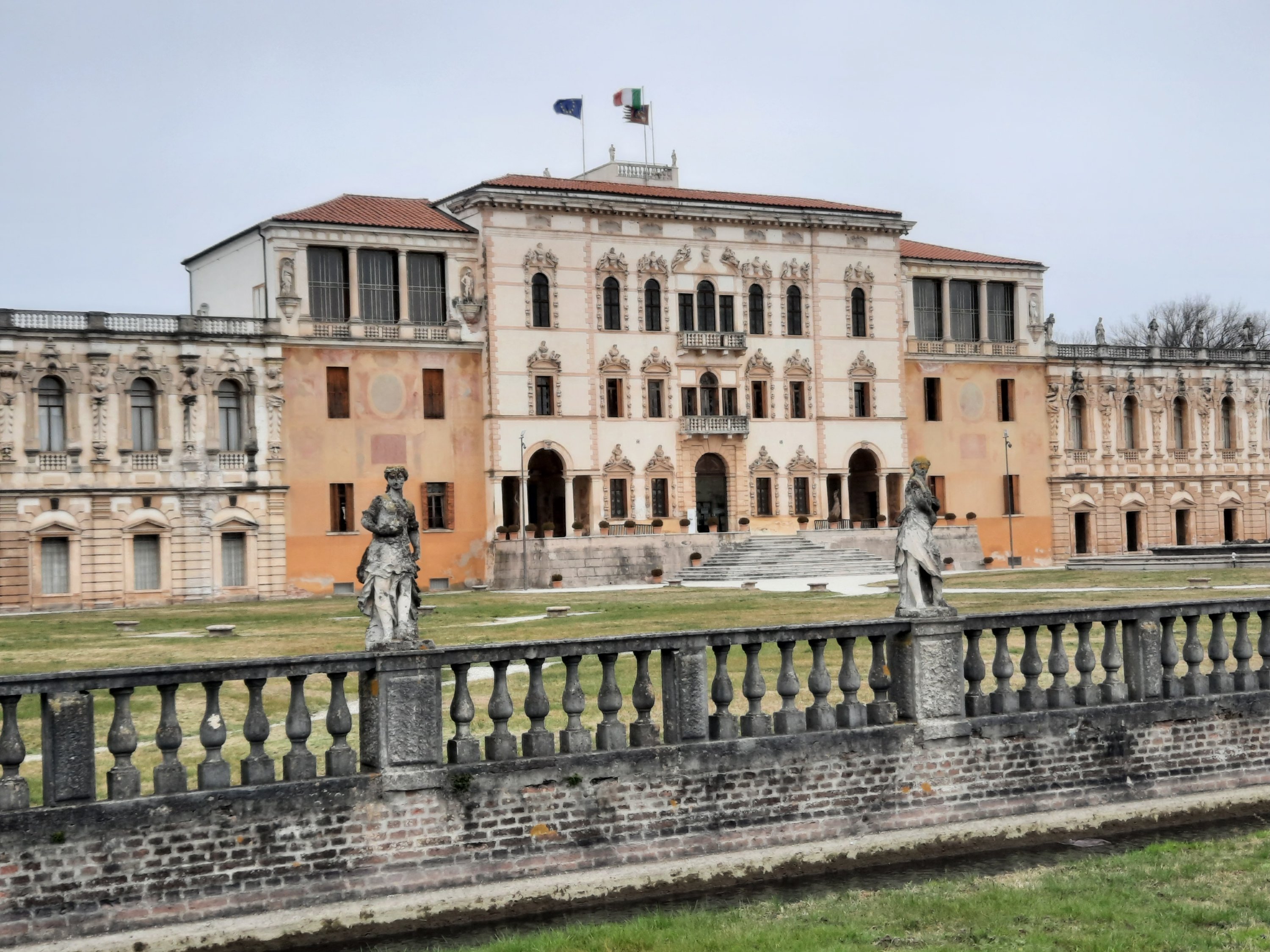 Mercatino del antiquariato Piazzola sul Brenta. Padova.