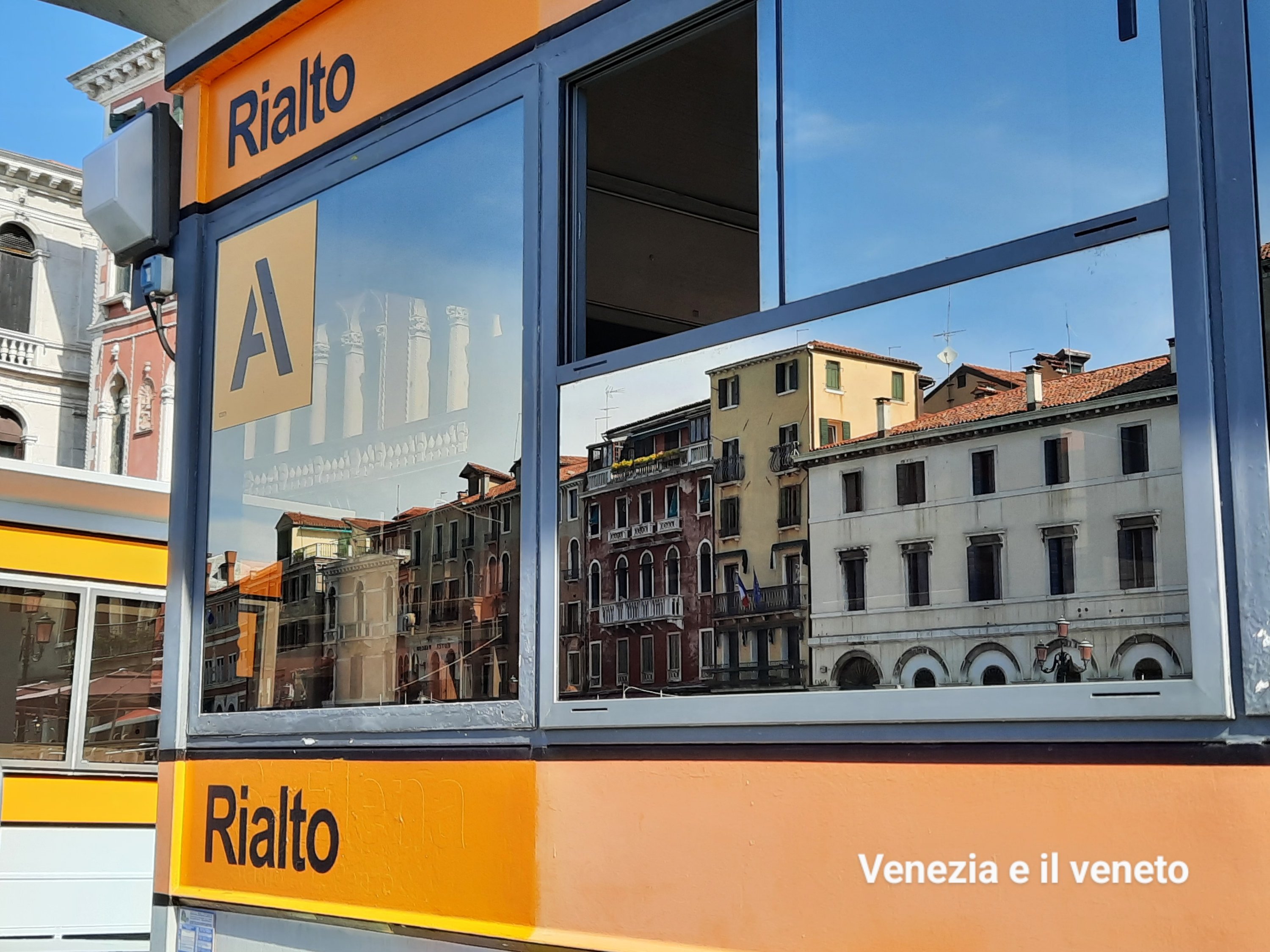 Reflejos desde el Vaporetto, Rialto, Venezia.