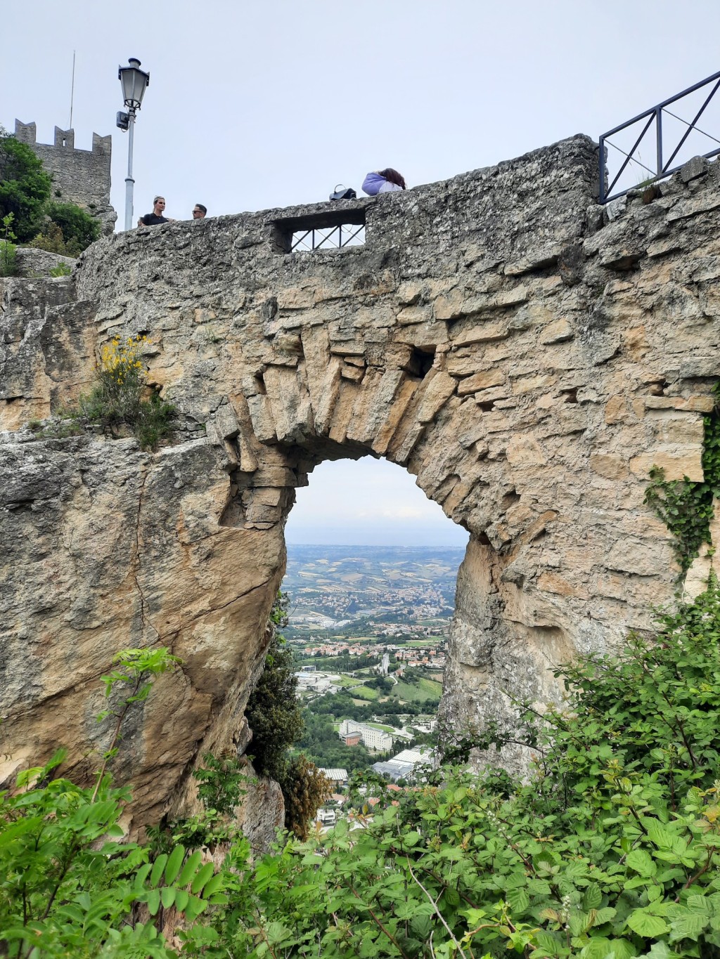 Detalles de San Marino. Puente entre Rocas.