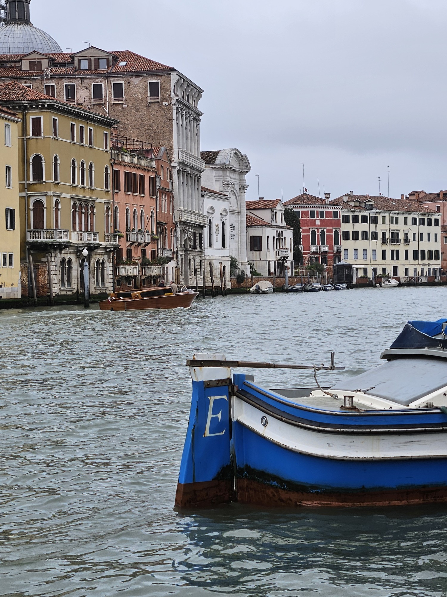 Detalles de Venezia: un Timón y el canal Grande.