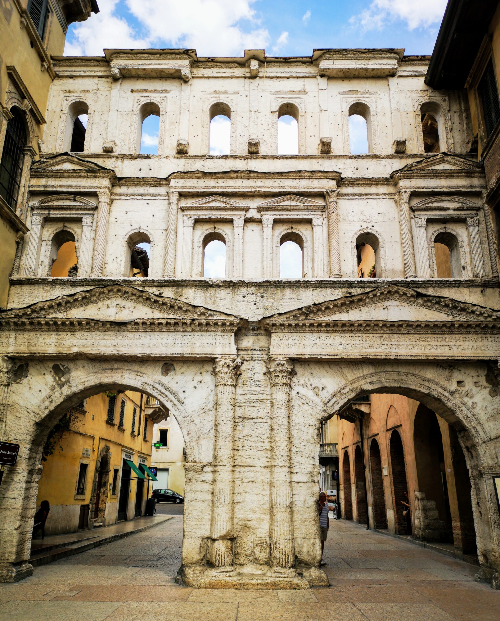 Terminan los restauros de la puerta Iovia, la puerta principal de la Verona romana.