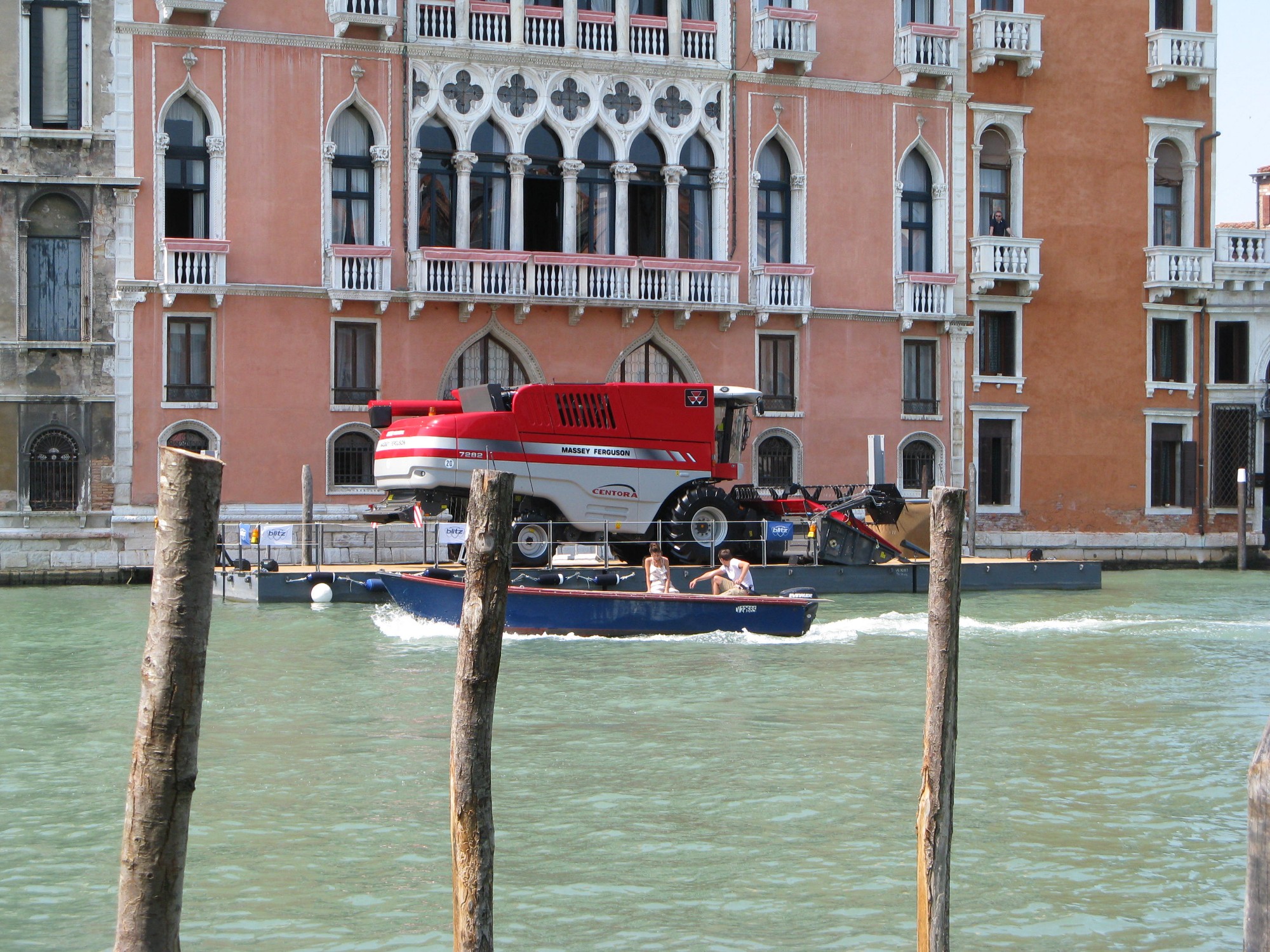 Una Cosechadora en el Canal grande. Venezia.