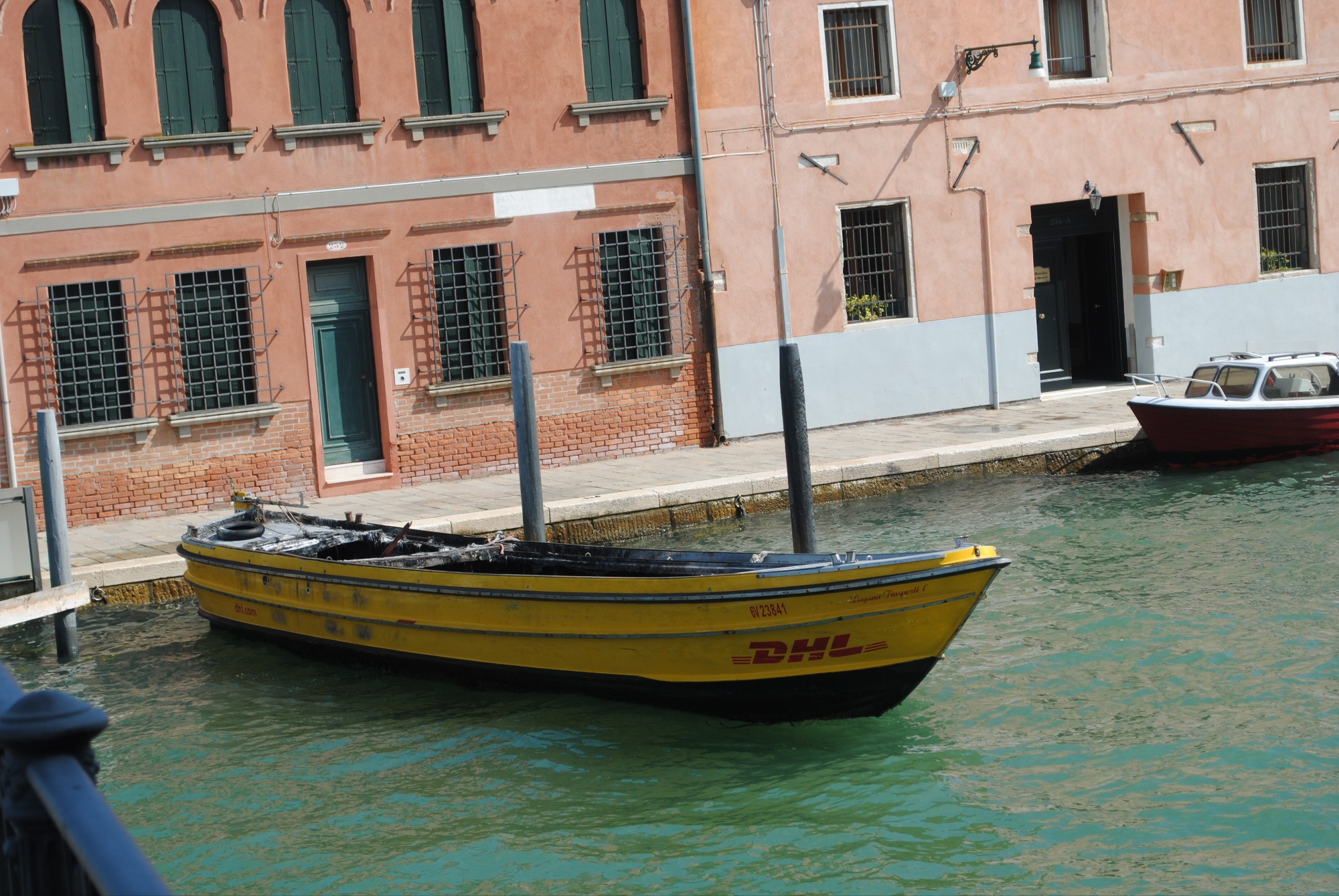 Barcaza de DHL repartiendo mercancías por los canales de Venecia