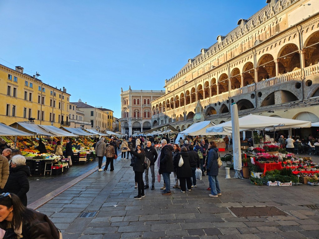 La Piazza delle Erbe è il Palazzo della Ragione. Padova.