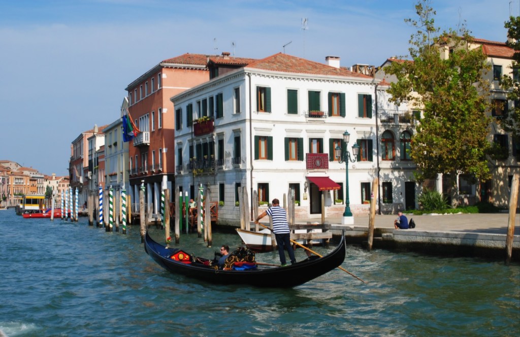 Detalles de Venezia: una Gondola y un&nbsp;Vaporetto.