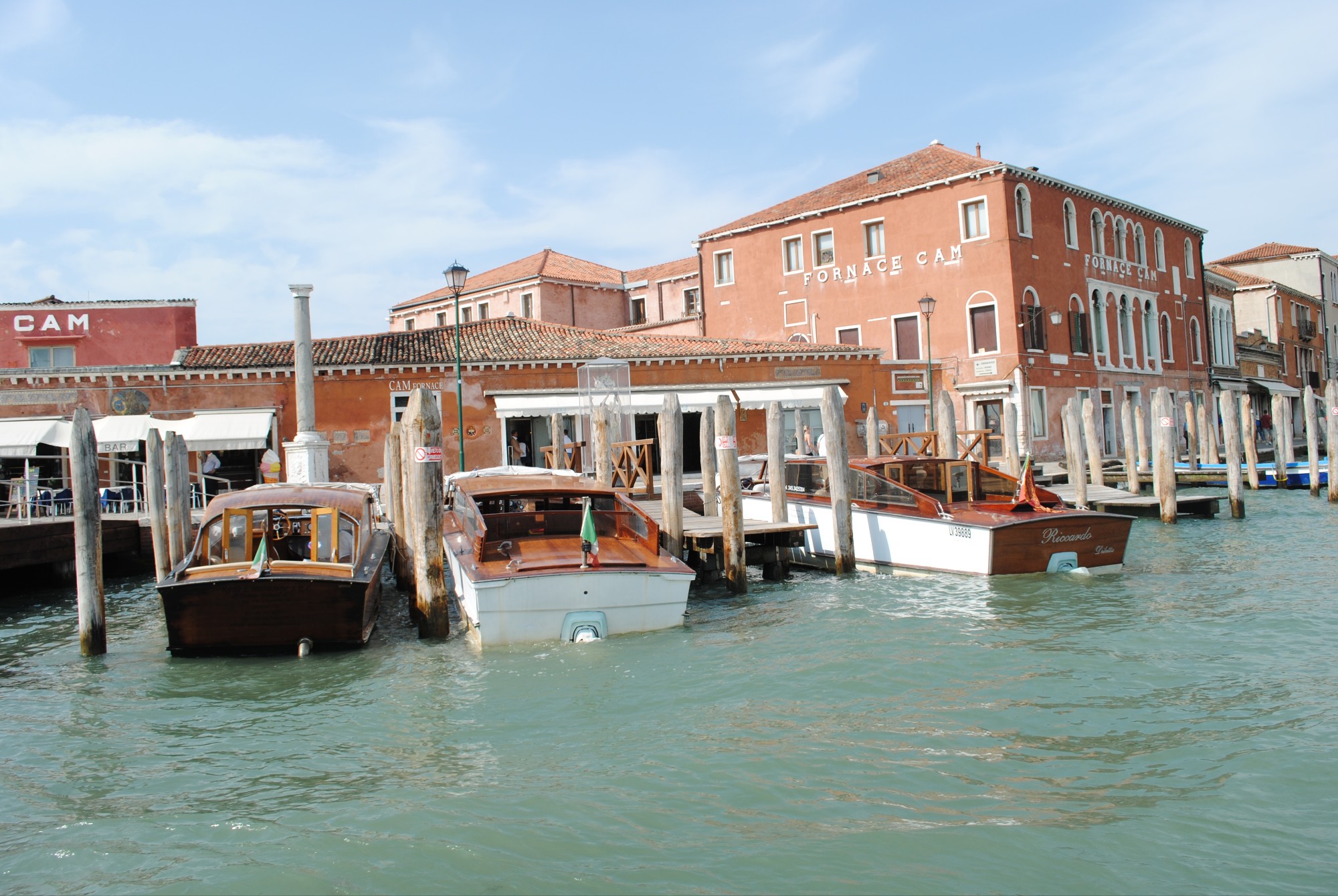 Taxis acuáticos en Murano, frente a la Fornace Cam