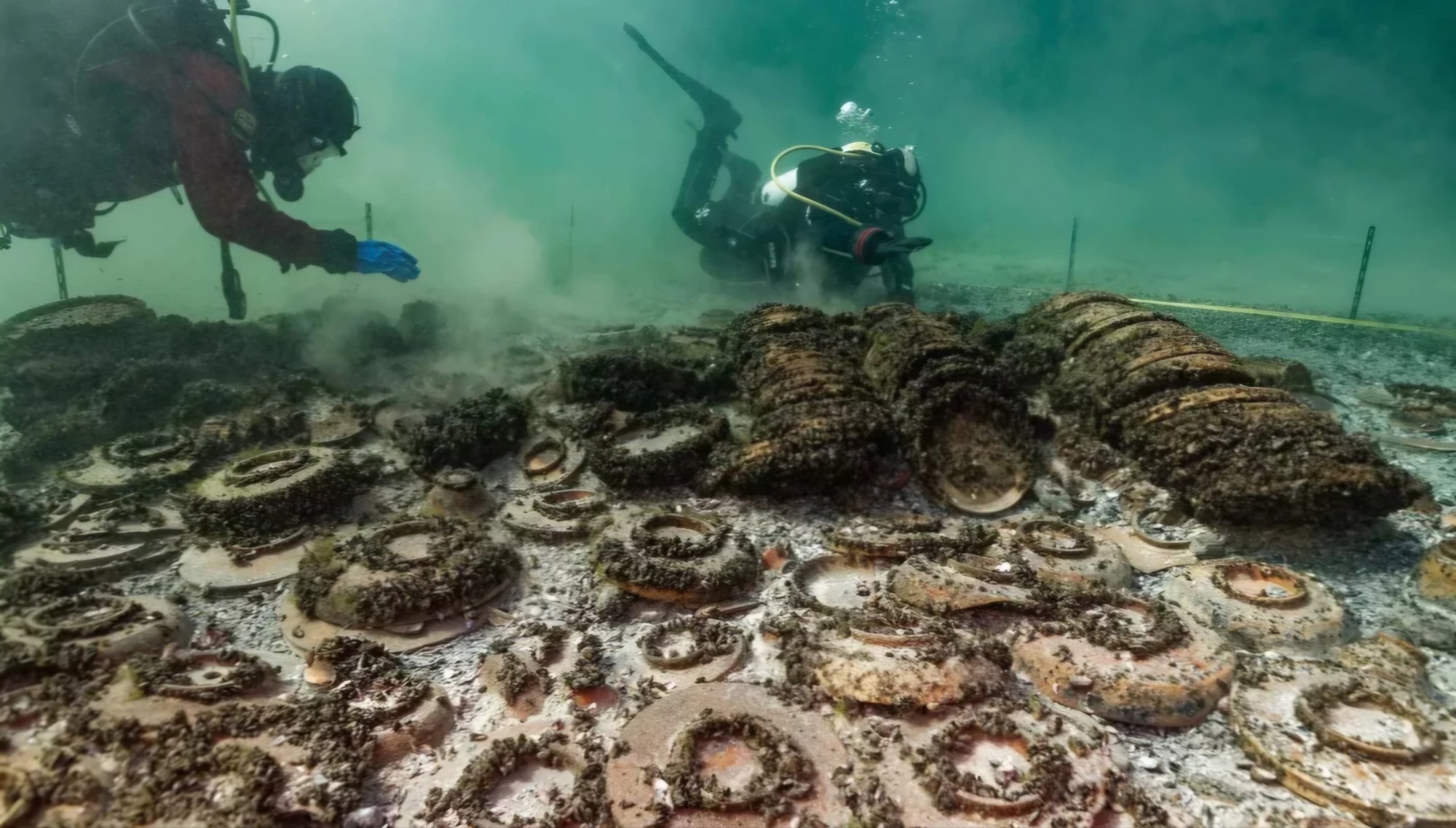 Encuentran cargamento de nave romana en un lago en Suiza.