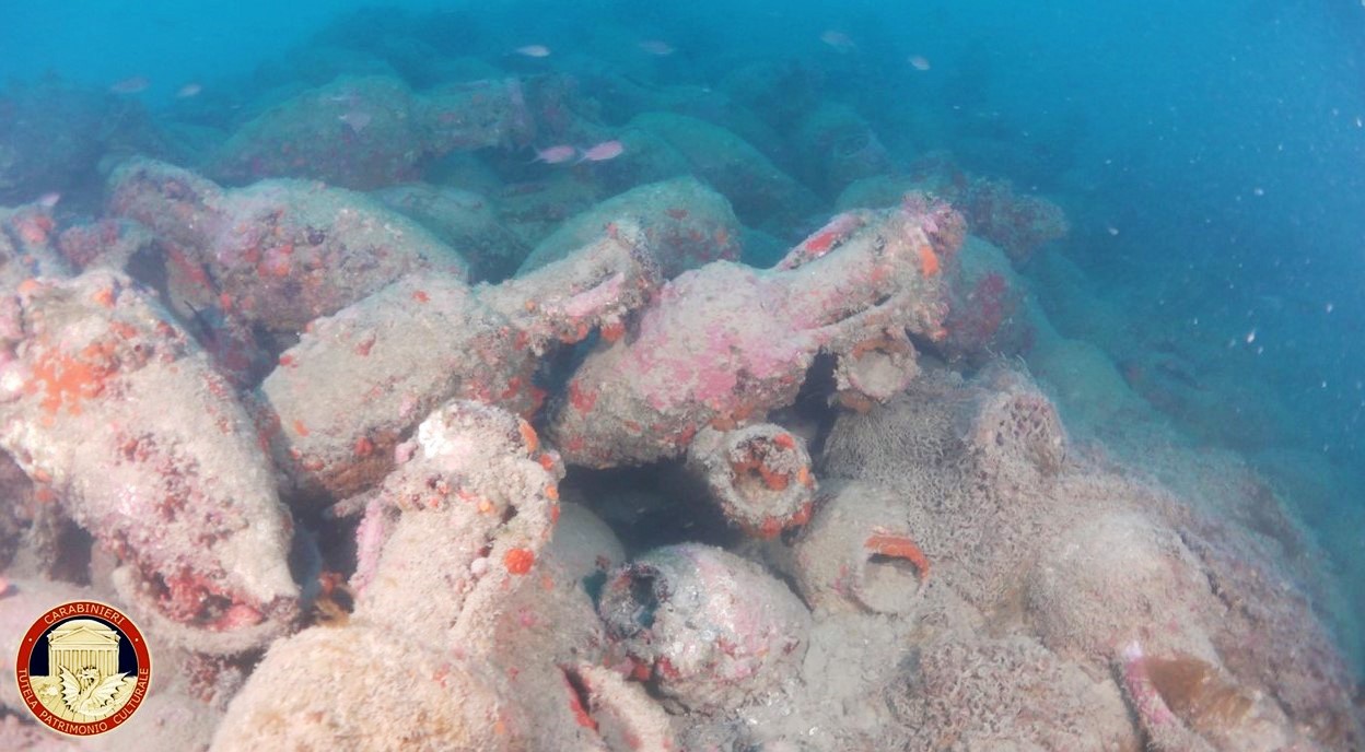 Descubren frente a las costas de Sicilia un extraordinario pecio romano cargado de ánforas