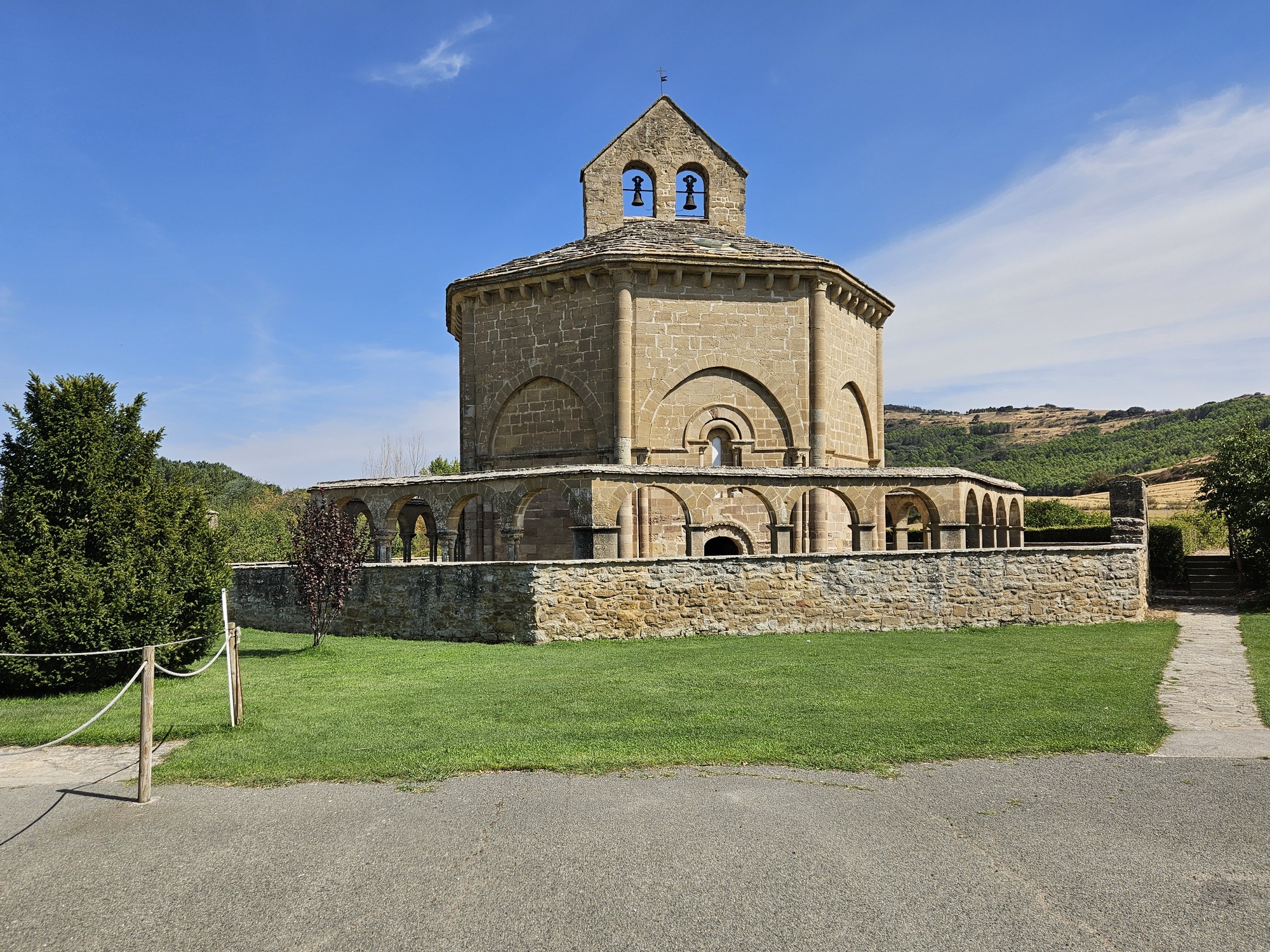 Una parada inesperada: Santa María de Eunate. Navarra. España.